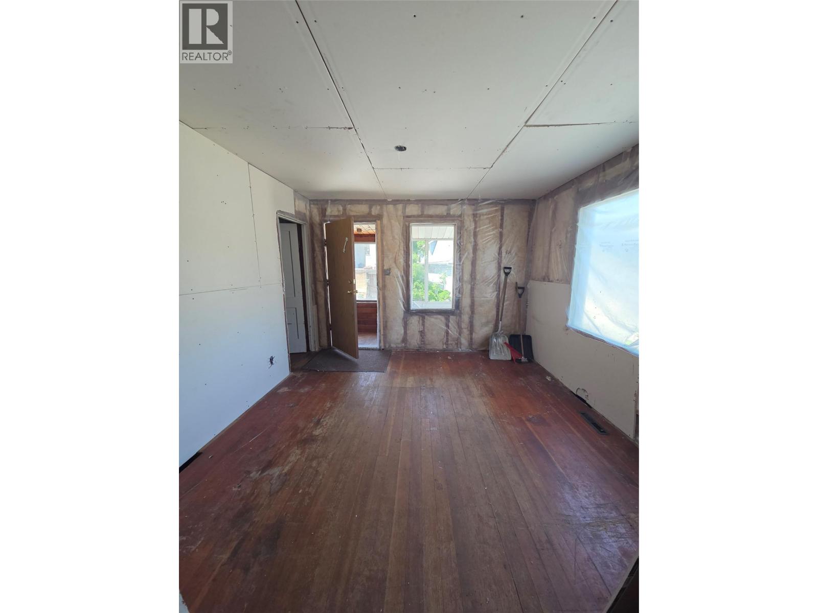 304 Mcanally Street, Trail, British Columbia  V1R 3R4 - Photo 7 - 10389199
