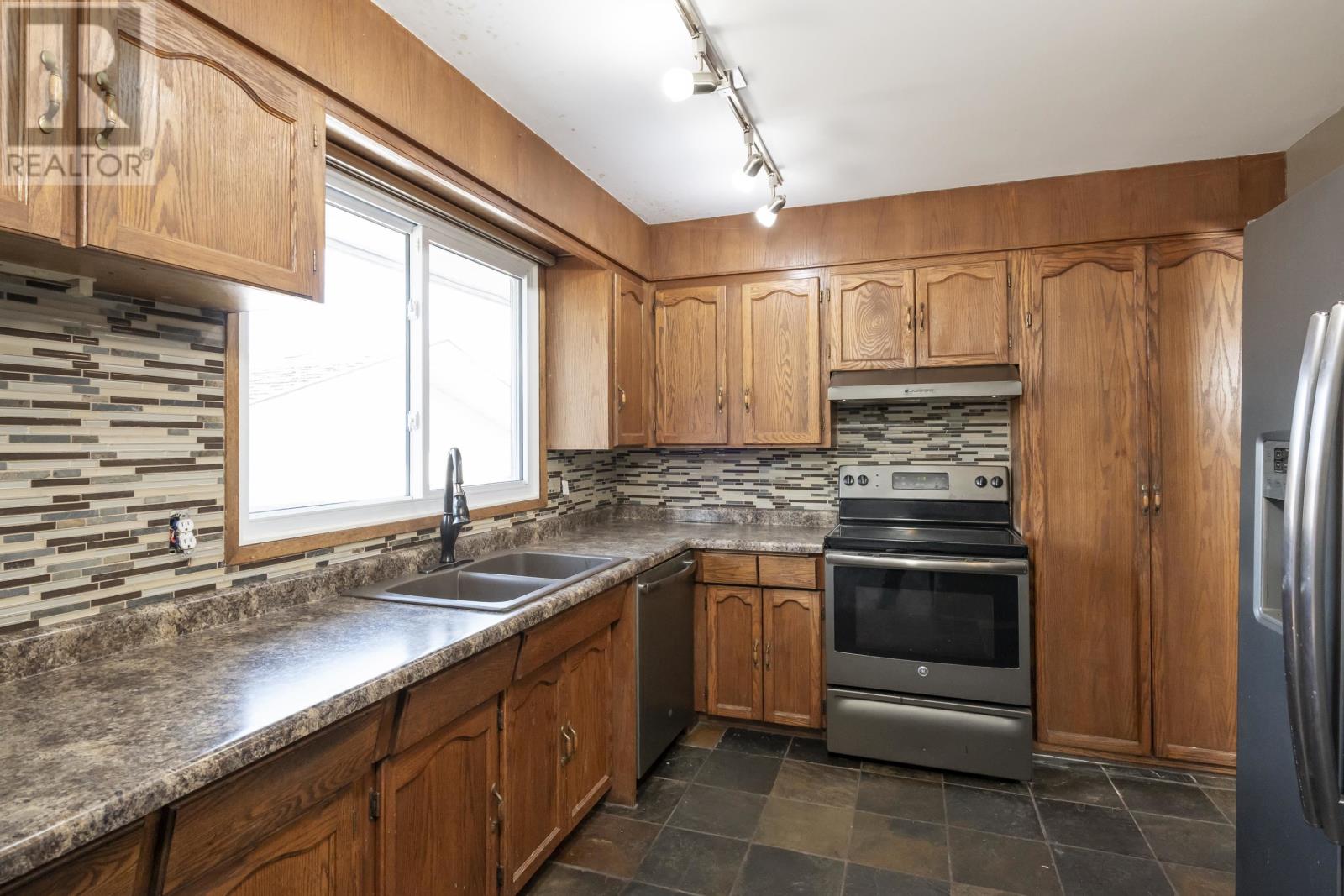 423 Brittany Drive, Thunder Bay, Ontario  P7B 5P3 - Photo 16 - TB2601260