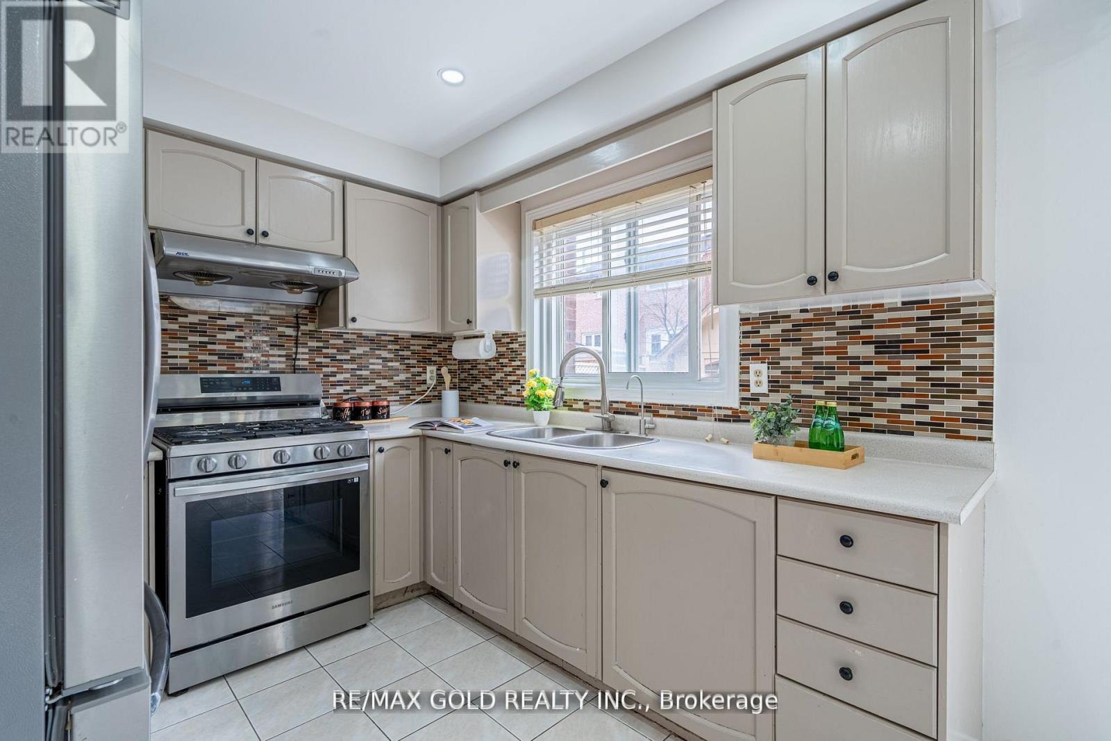94 Bighorn Crescent, Brampton, Ontario  L6R 1G7 - Photo 11 - W13217174