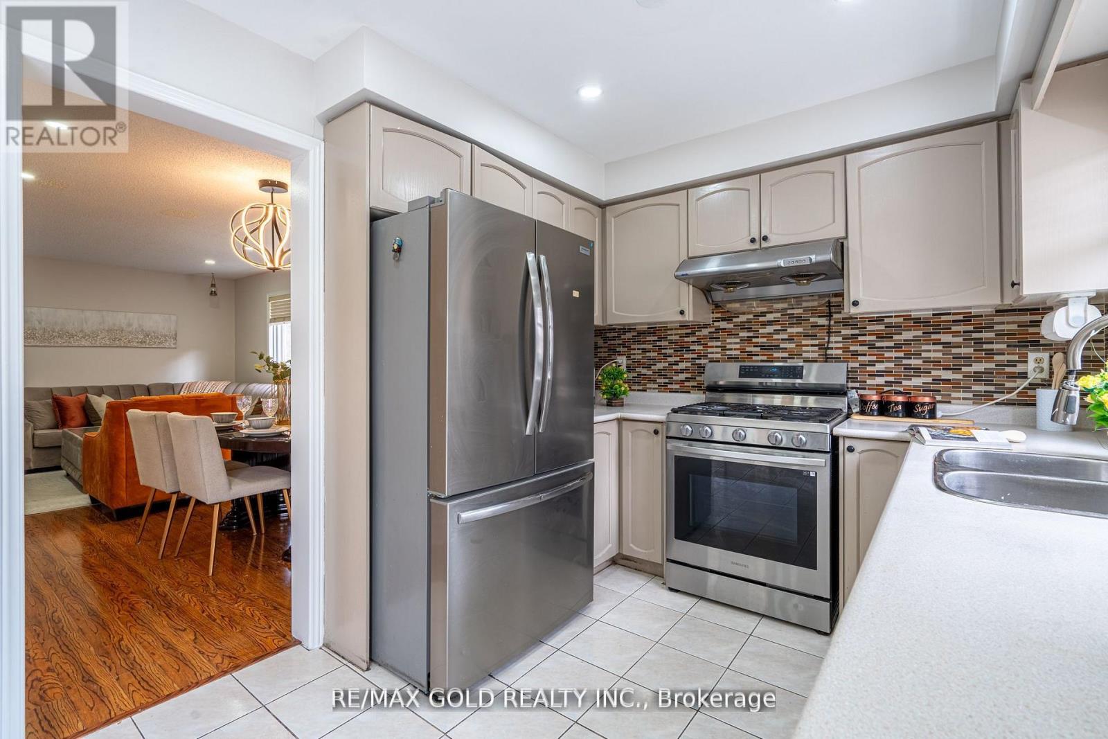 94 Bighorn Crescent, Brampton, Ontario  L6R 1G7 - Photo 8 - W13217174