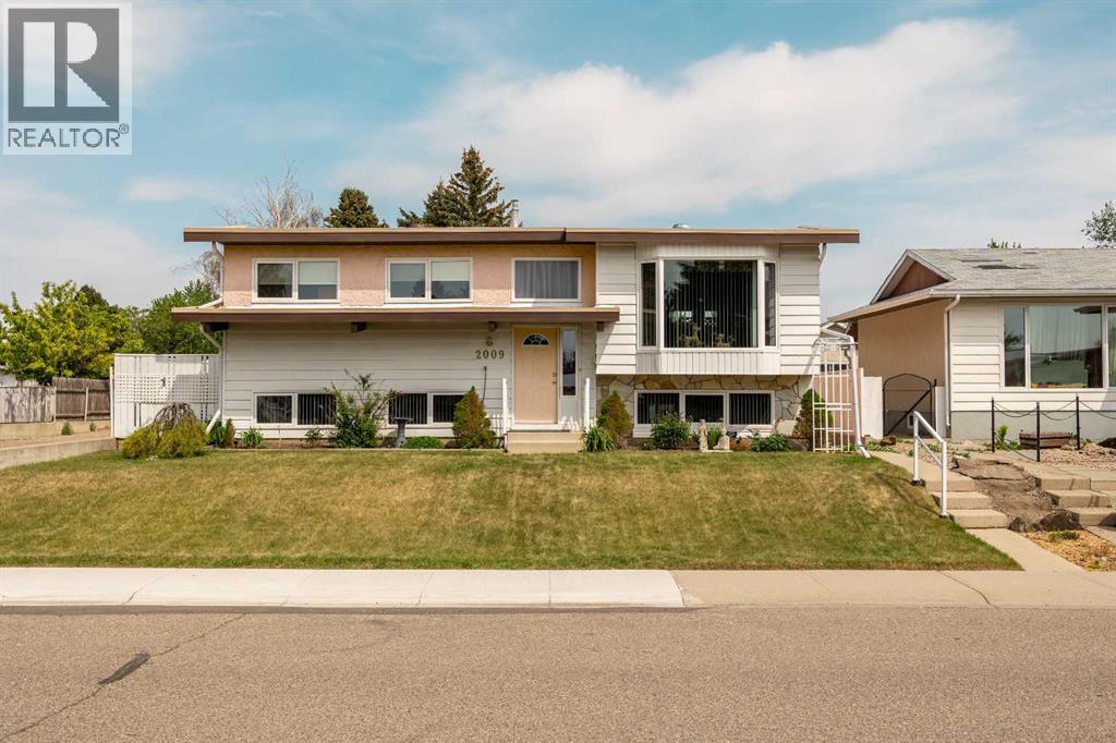 2009 17 Street N, Lethbridge, Alberta  T1H 4W8 - Photo 1 - A2315396