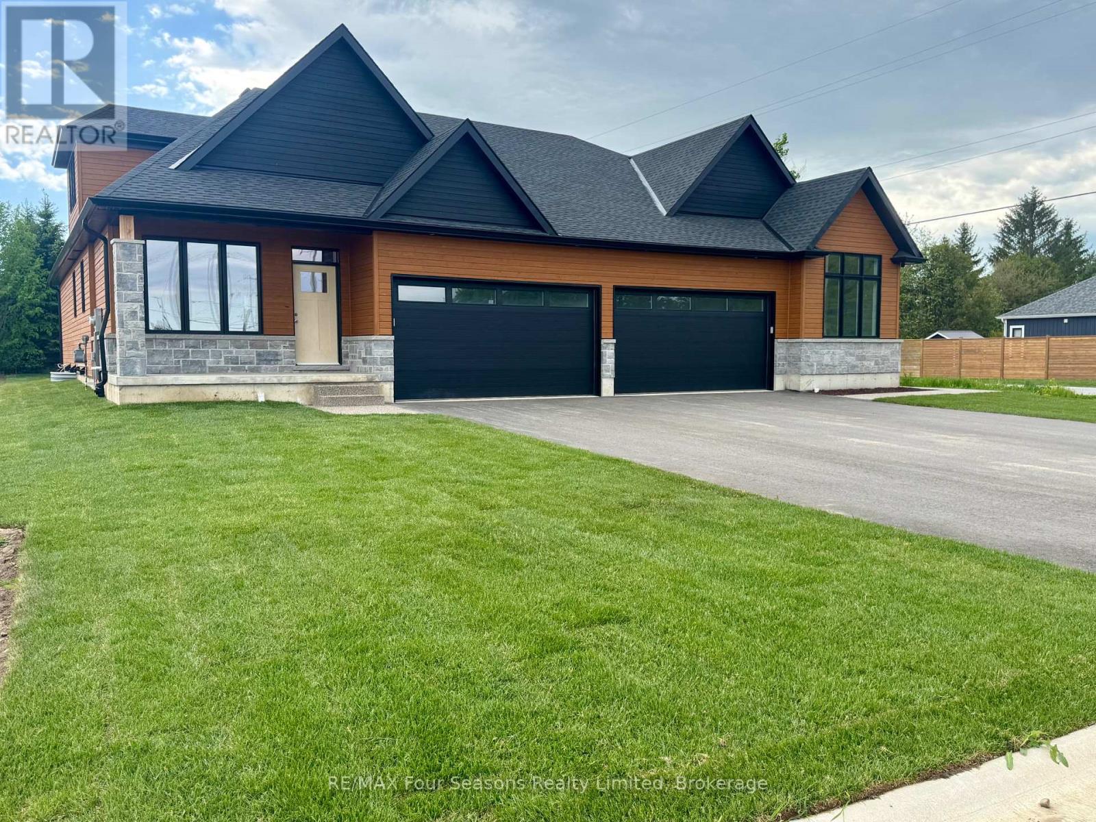 3 Boynton Court, Blue Mountains, Ontario  N0H 2P0 - Photo 1 - X12968090