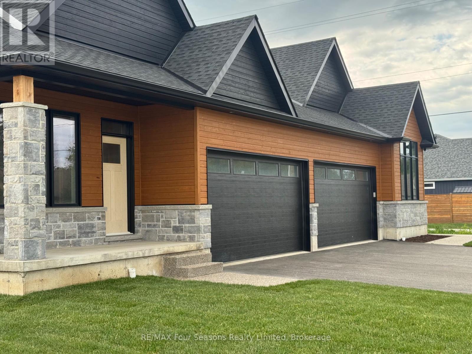 3 Boynton Court, Blue Mountains, Ontario  N0H 2P0 - Photo 2 - X12968090
