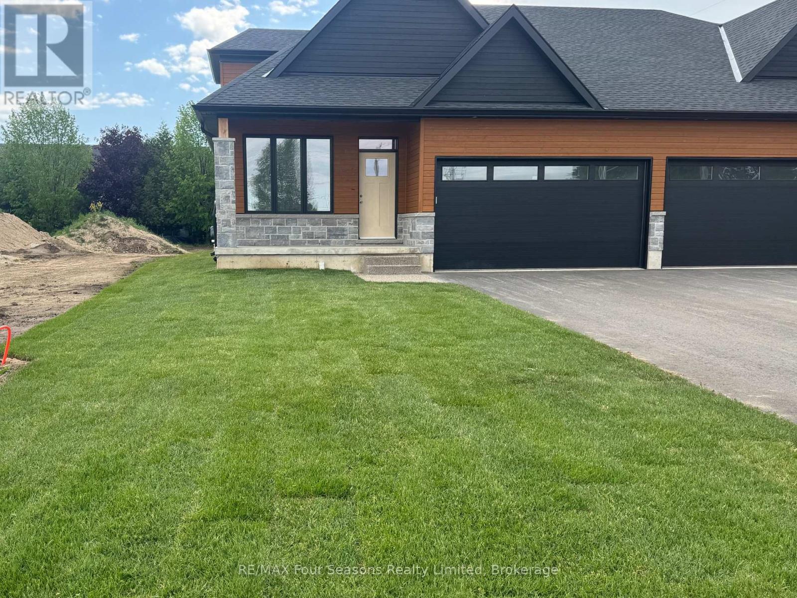 3 Boynton Court, Blue Mountains, Ontario  N0H 2P0 - Photo 4 - X12968090