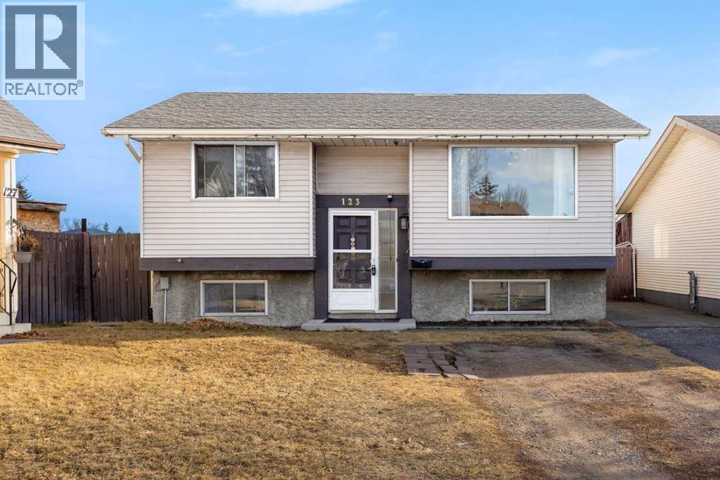 123 Radley Place Se, Calgary, Alberta  t2a 5x5 - Photo 1 - A2310934