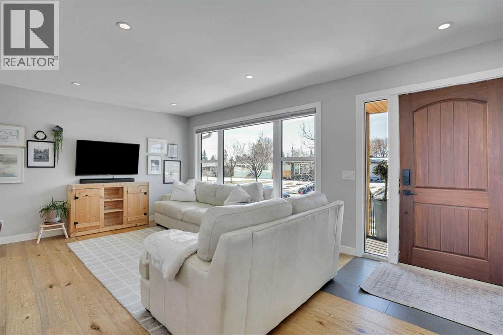 34 Malibou Road Sw, Calgary, Alberta  T2V 1W8 - Photo 7 - A2305974