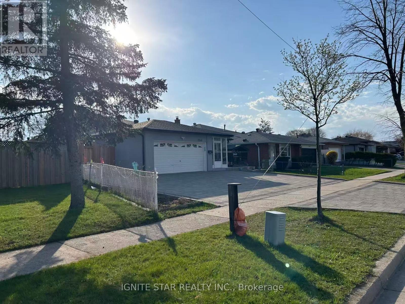 3246 Oakglade Crescent, Mississauga, Ontario  L5C 1X3 - Photo 1 - W13217332