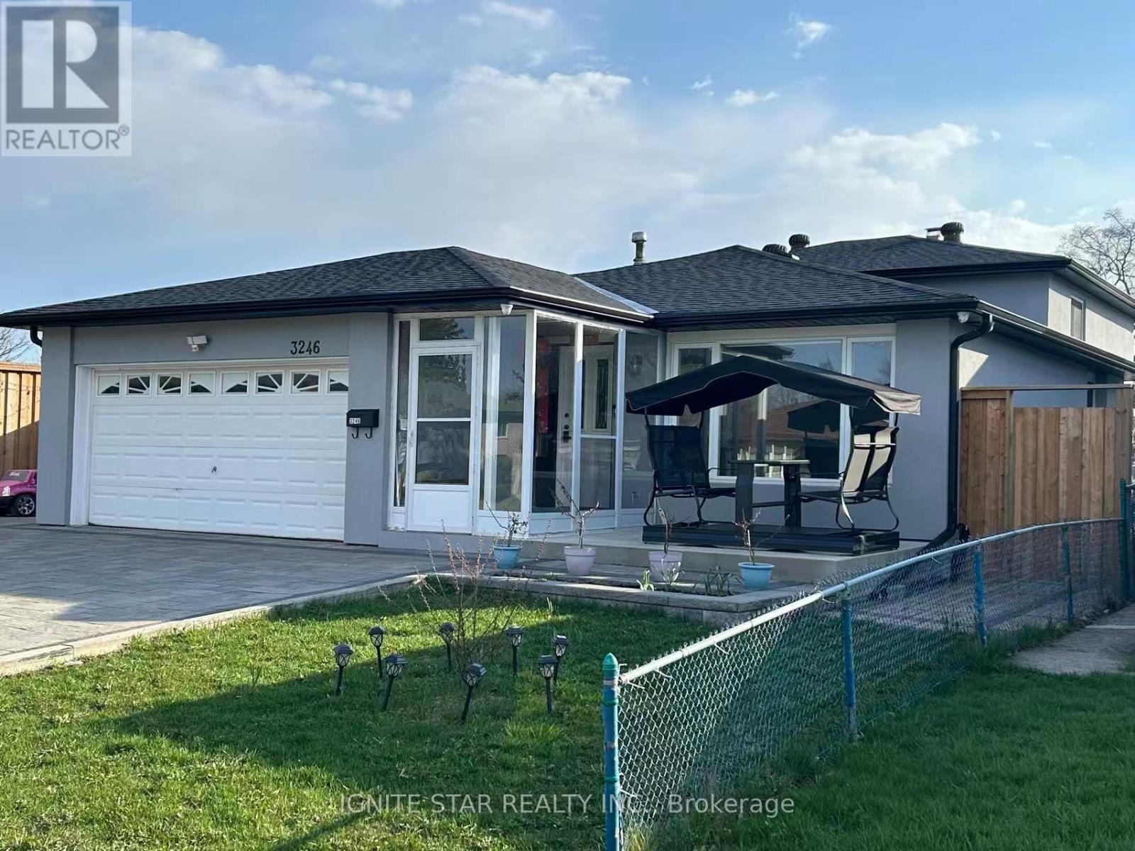 3246 Oakglade Crescent, Mississauga, Ontario  L5C 1X3 - Photo 2 - W13217332