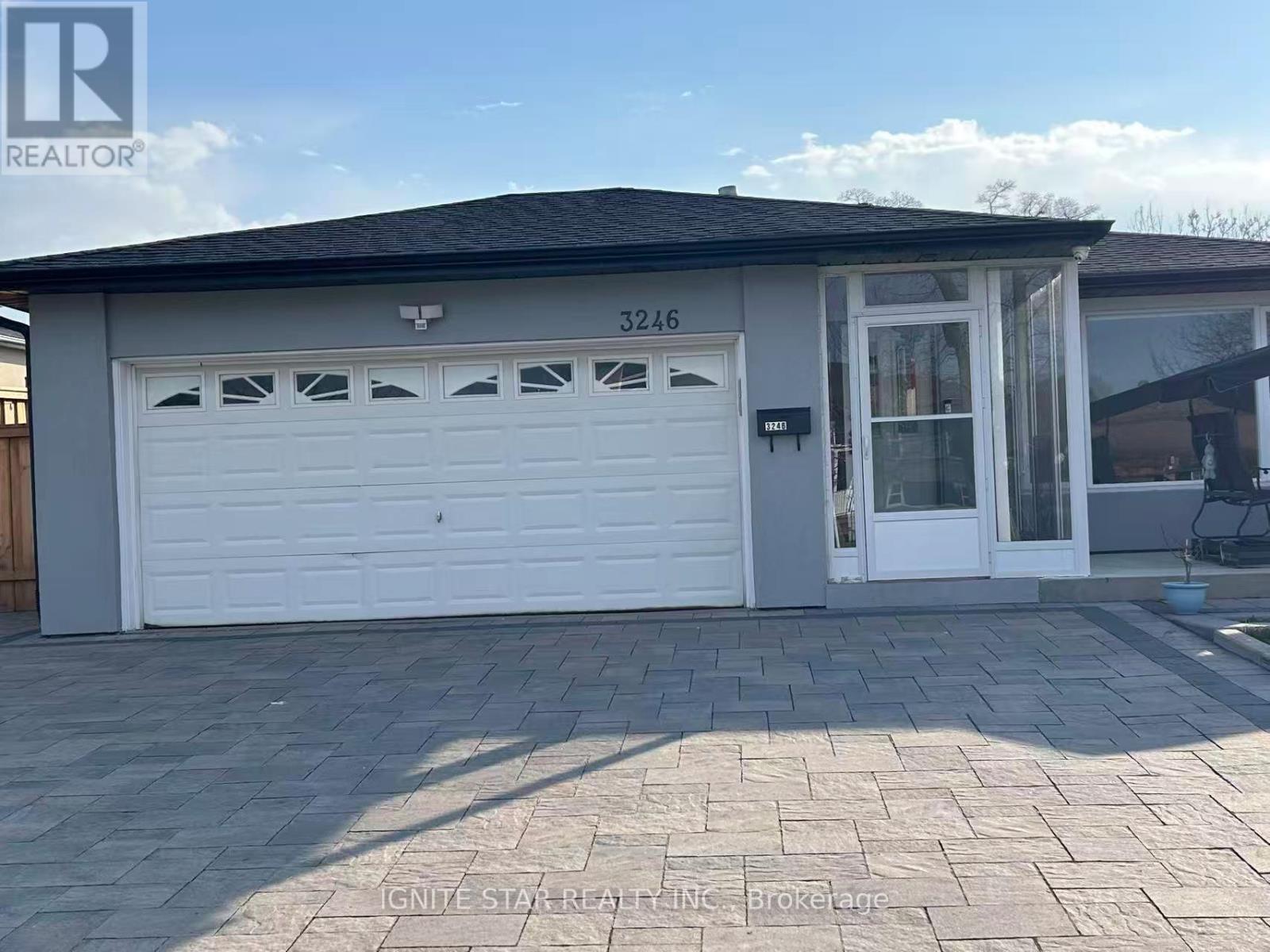 3246 Oakglade Crescent, Mississauga, Ontario  L5C 1X3 - Photo 3 - W13217332