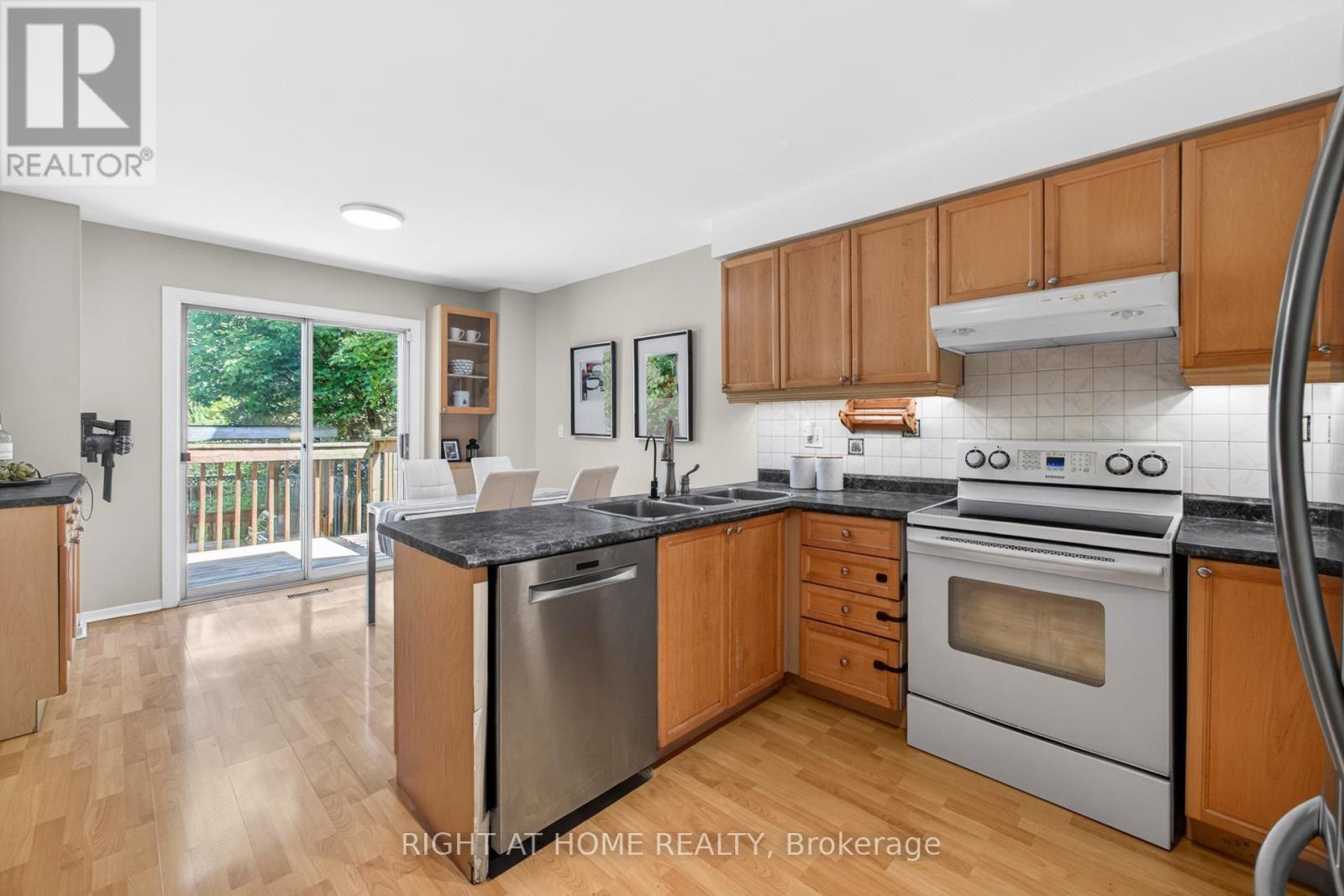 45 Lansbury Court, Vaughan, Ontario  L4J 5K1 - Photo 11 - N13214824