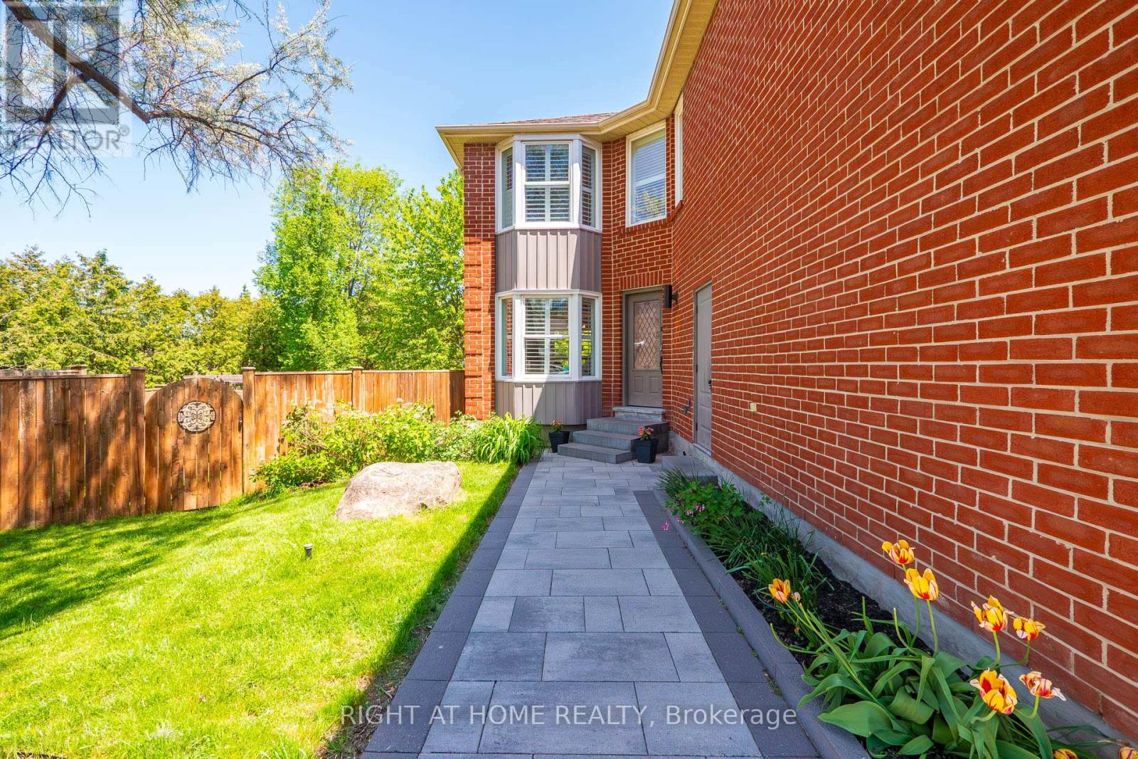 45 Lansbury Court, Vaughan, Ontario  L4J 5K1 - Photo 2 - N13214824