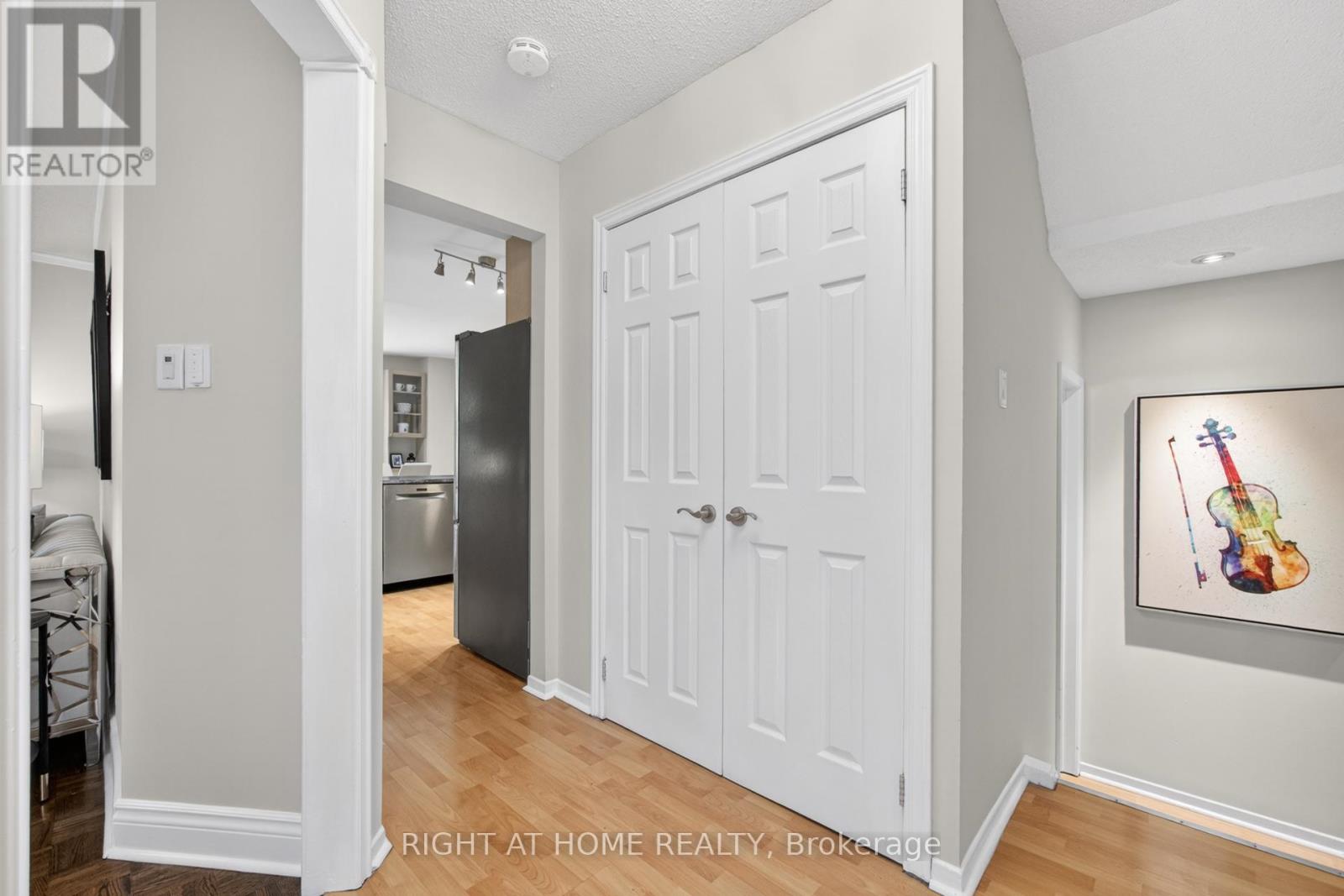 45 Lansbury Court, Vaughan, Ontario  L4J 5K1 - Photo 4 - N13214824