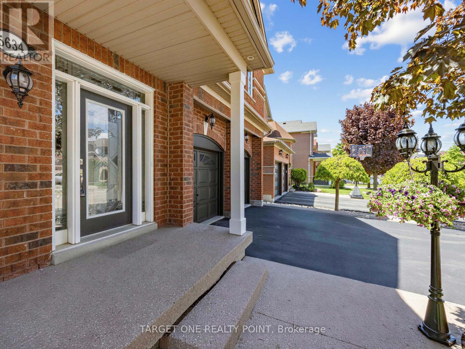 5634 Watersfield Avenue, Mississauga, Ontario  L5M 7G1 - Photo 3 - W13217458