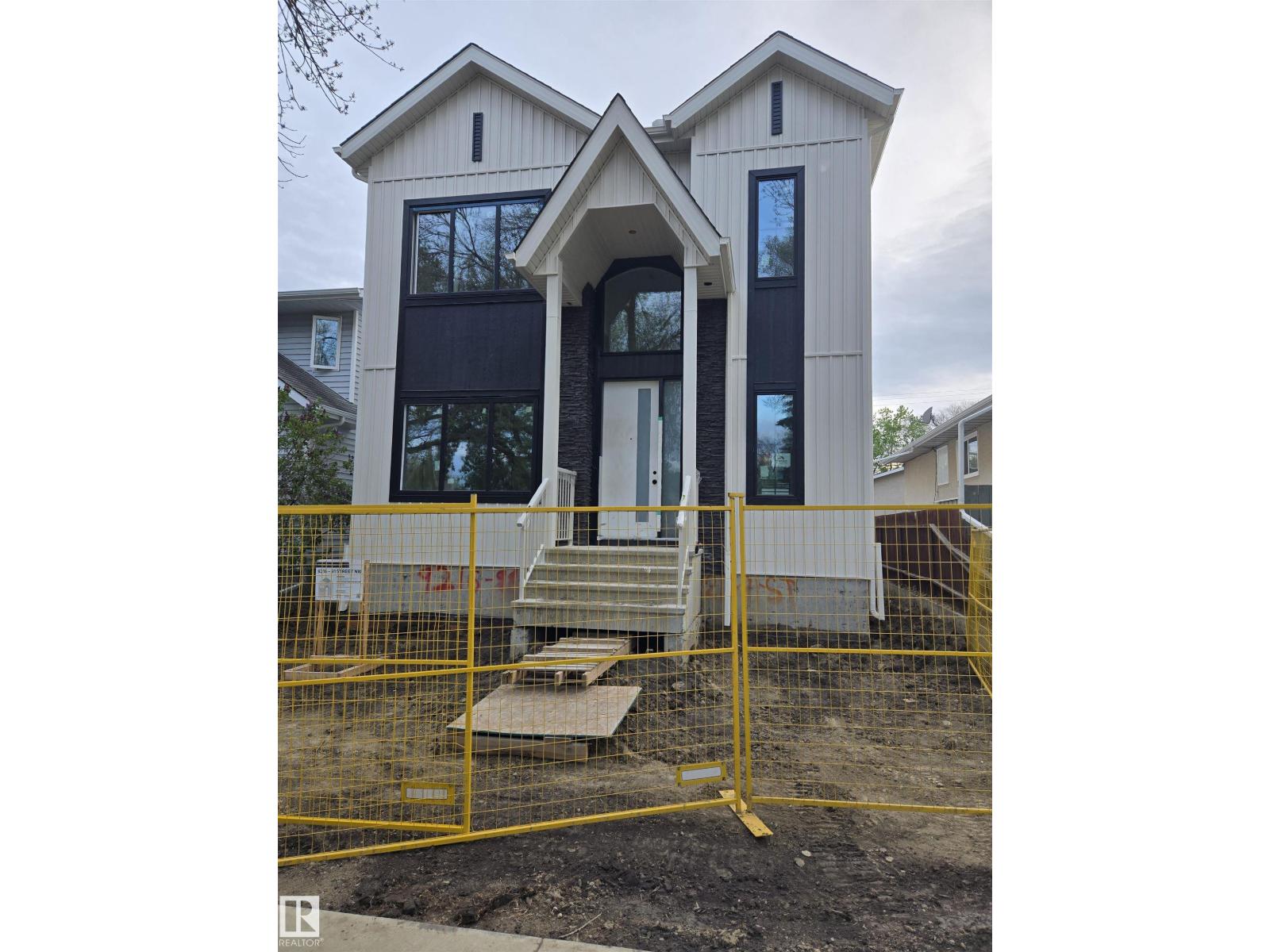9216 91 St NW, Edmonton, Alberta  T6C 3N8 - Photo 1 - E4490909