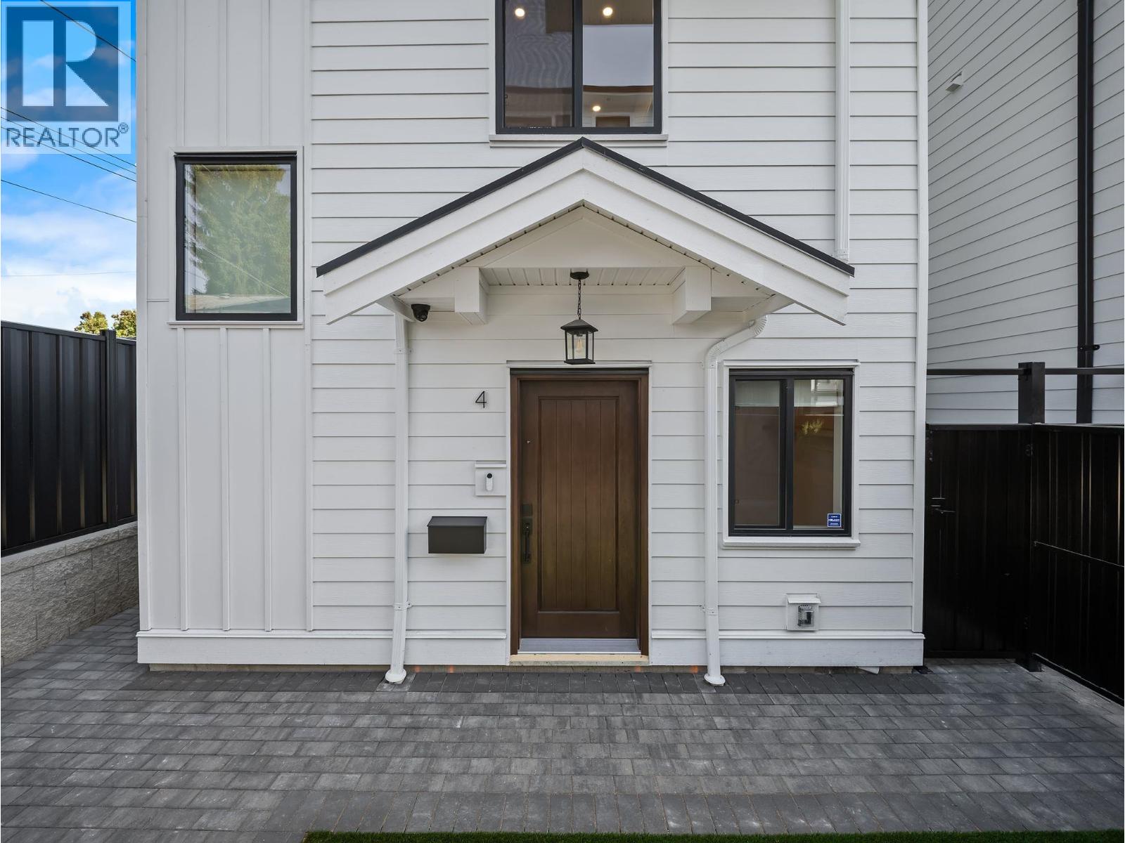 4 3786 PETER STREET, Burnaby, British Columbia