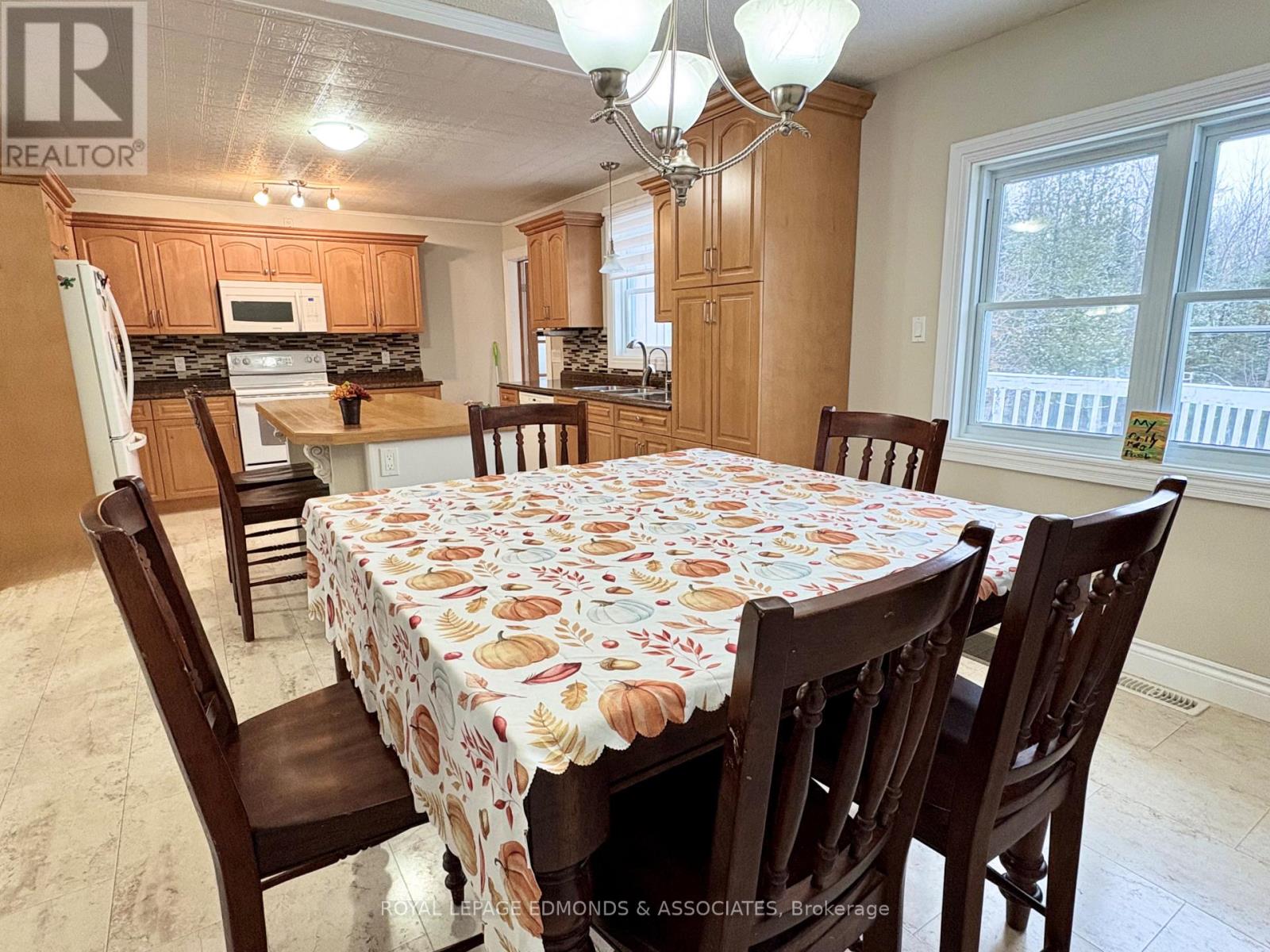 418 Forest Park Road, Laurentian Valley, Ontario  K8A 6W2 - Photo 6 - X12869826