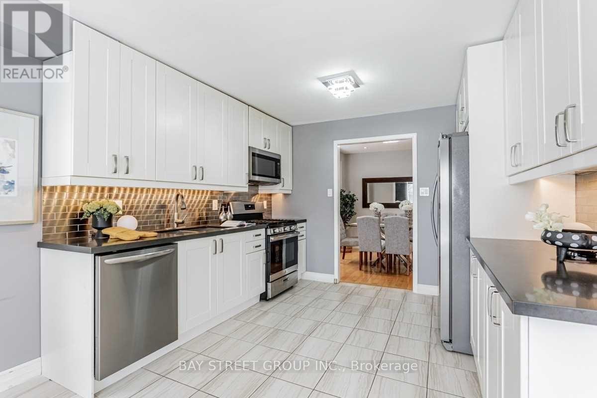30 Delattaye Avenue, Aurora, Ontario  L4G 7T8 - Photo 11 - N13217586