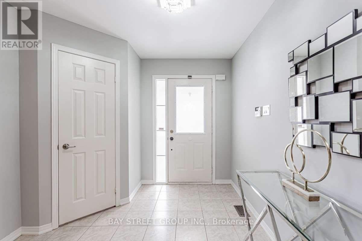 30 Delattaye Avenue, Aurora, Ontario  L4G 7T8 - Photo 3 - N13217586