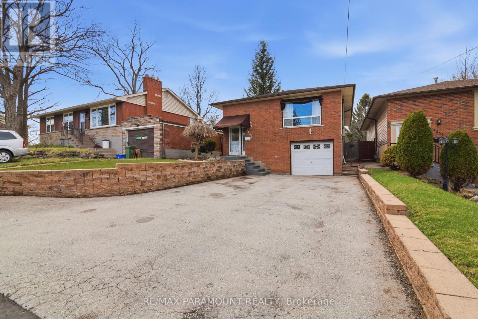 1262 UPPER GAGE AVENUE, Hamilton, Ontario