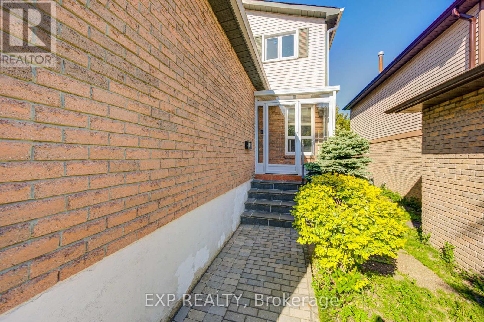 82 Muirlands Drive, Toronto, Ontario  M1V 2B4 - Photo 2 - E12816064