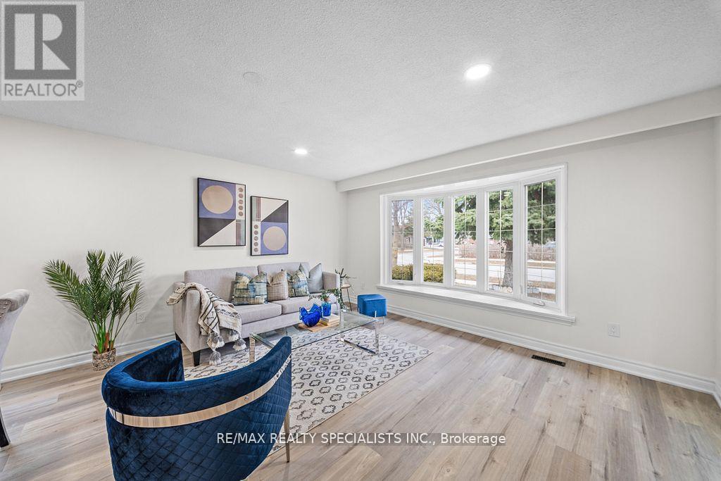 66 Avening Drive, Toronto, Ontario  M9V 1Y1 - Photo 5 - W13217678