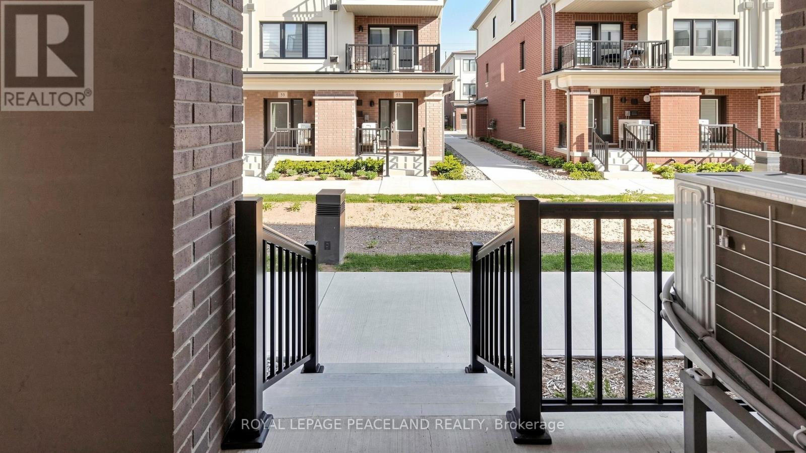 206 Matawin Lane, Richmond Hill, Ontario  L4B 0H7 - Photo 3 - N13217794