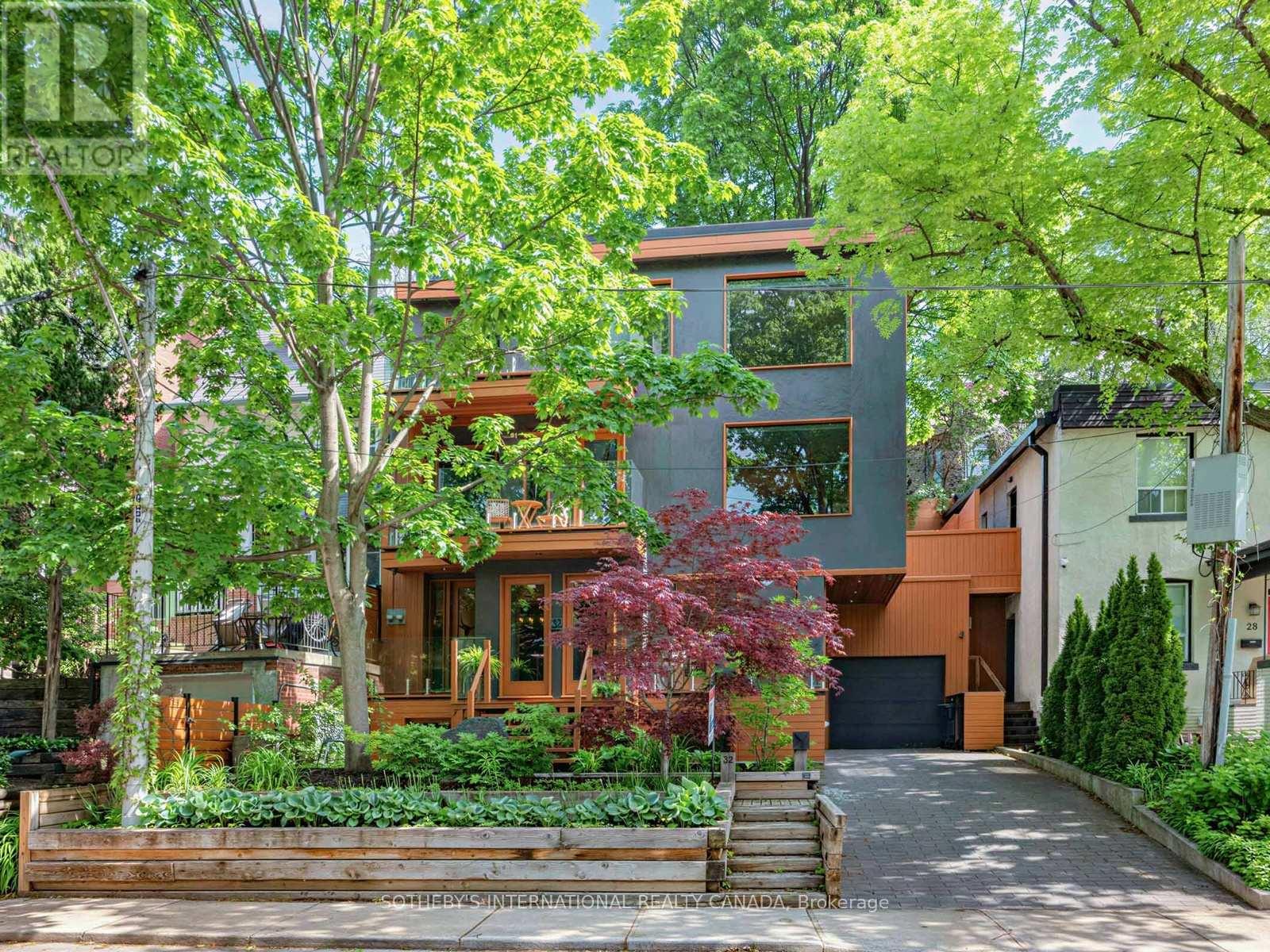 32 REGAL ROAD, Toronto, Ontario