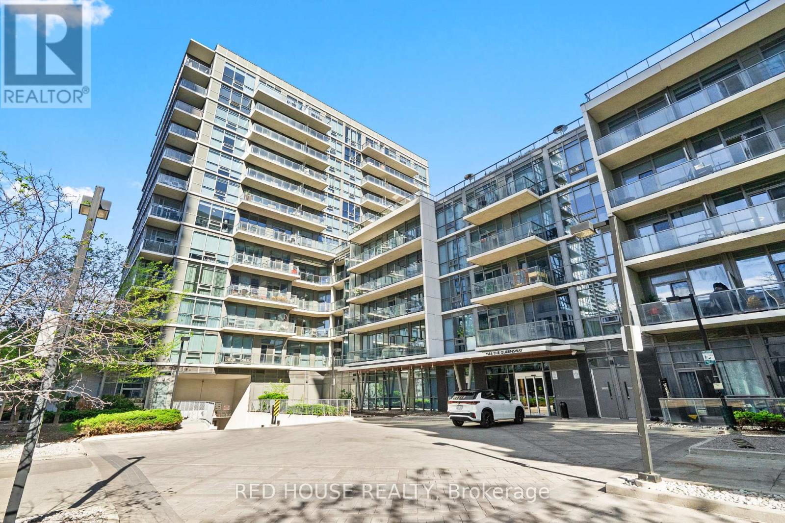 <div class="slider-price">$724,800</div><p>603 - 1185 The Queensway, Toronto, Ontario</p>
