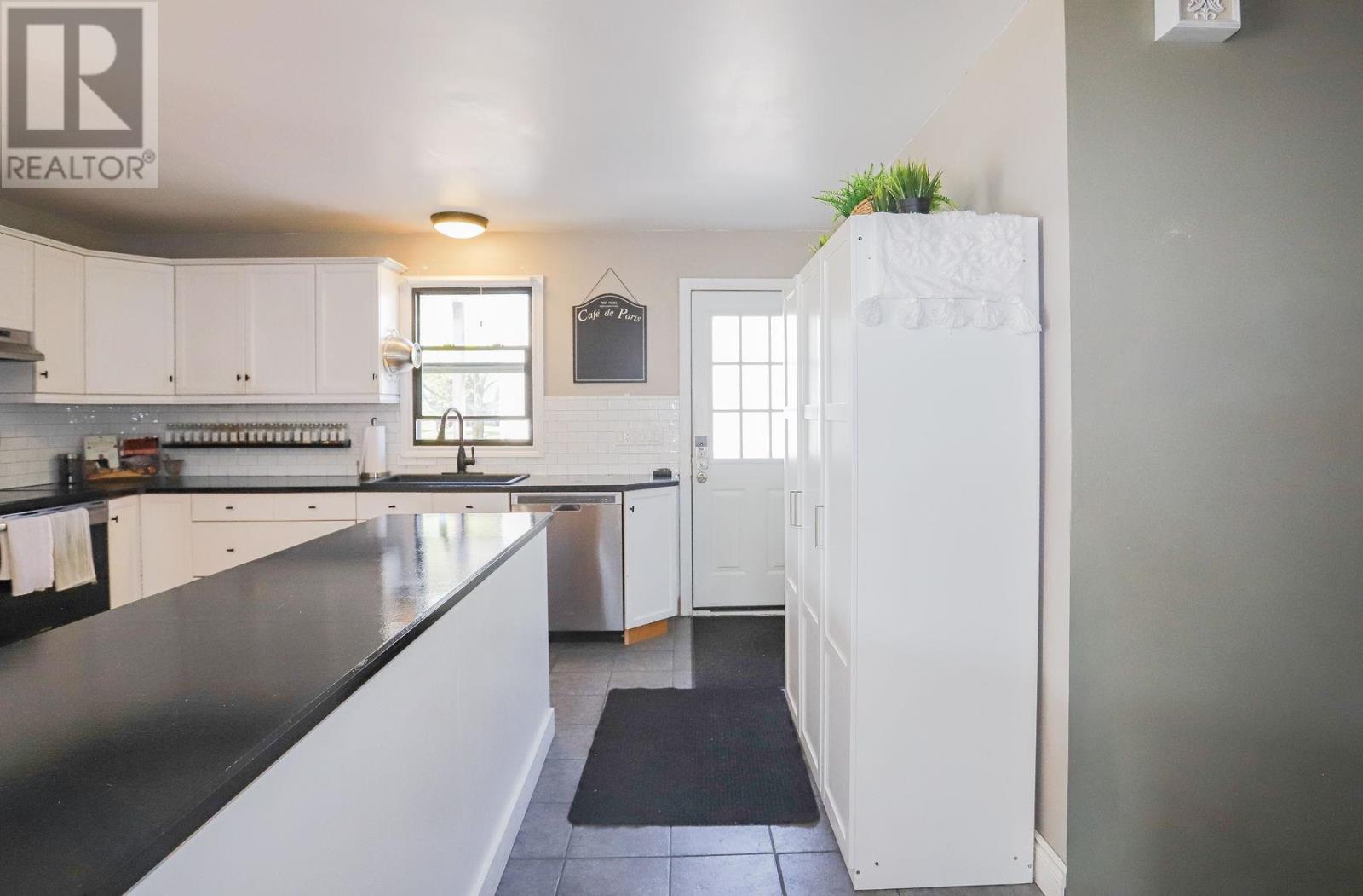 34 Robin St, Sault Ste Marie, Ontario  P6A 5X9 - Photo 4 - SM261184