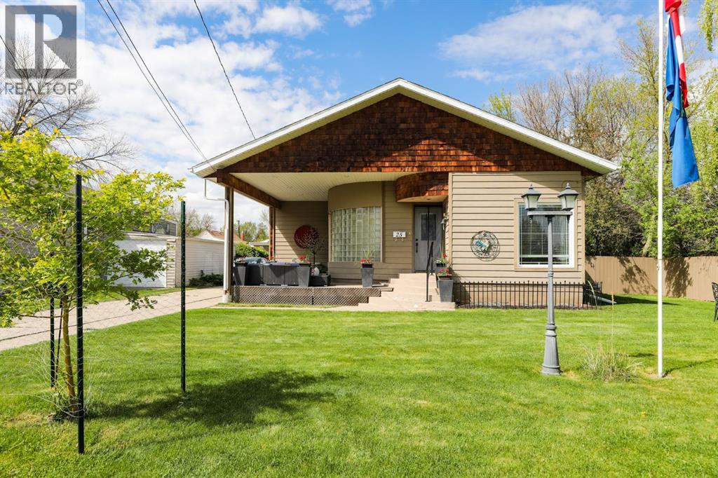25 W 1 Avenue S, Magrath, Alberta  T0K 1J0 - Photo 1 - A2313620