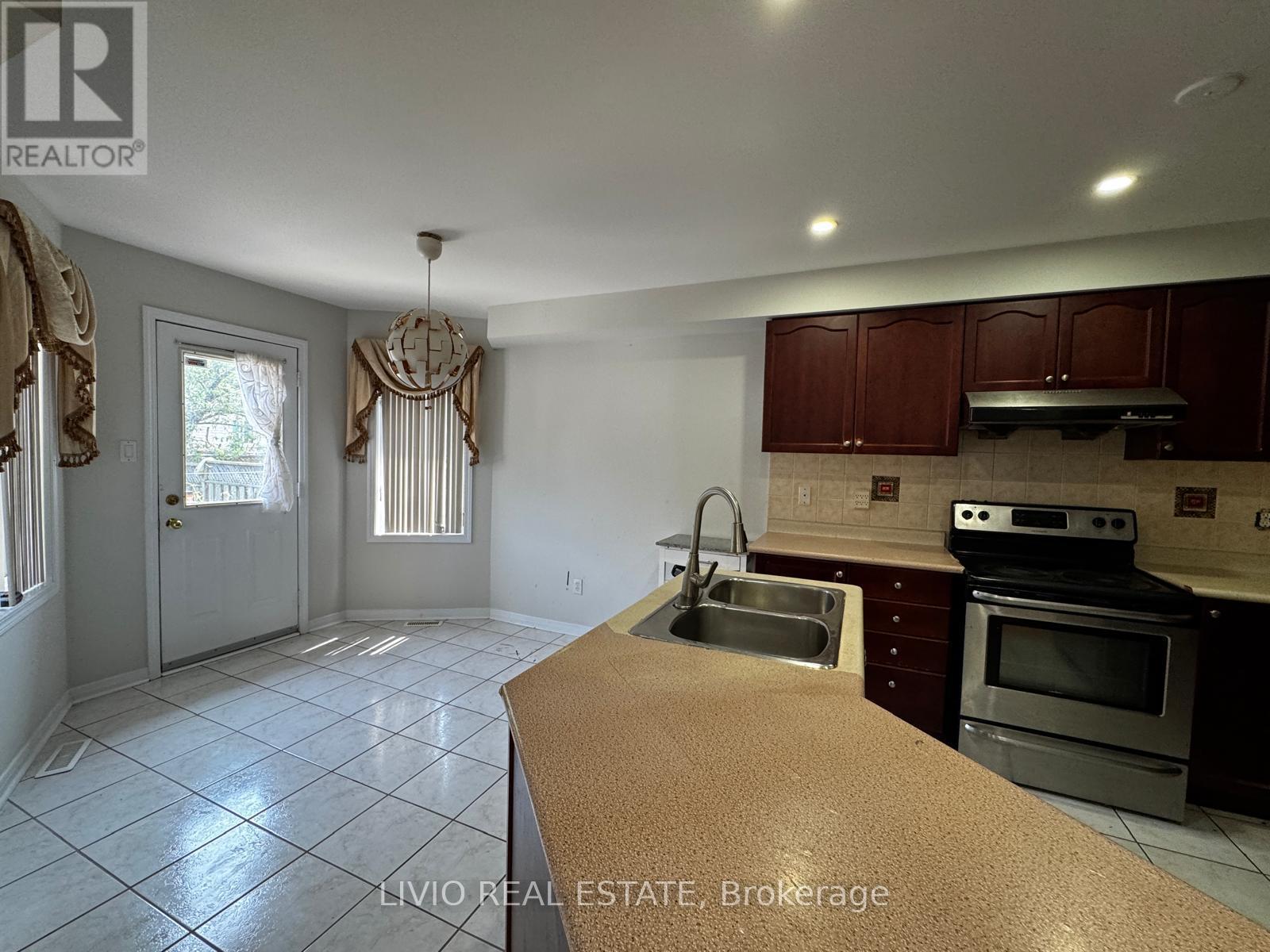 11a Seasons Drive, Toronto, Ontario  M1X 1X4 - Photo 9 - E13218022
