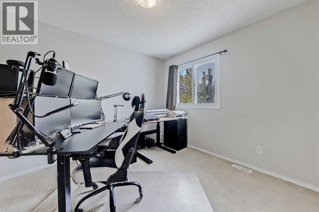 36 Mt Selkirk Close Se, Calgary, Alberta  T2Z 2R6 - Photo 32 - A2316027