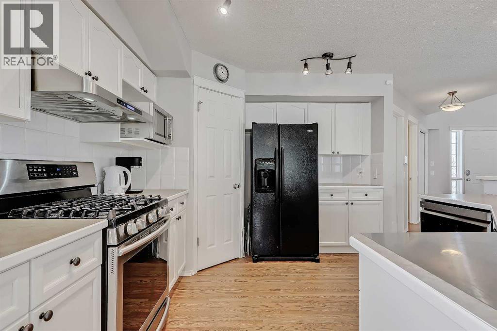 36 Mt Selkirk Close Se, Calgary, Alberta  T2Z 2R6 - Photo 7 - A2316027