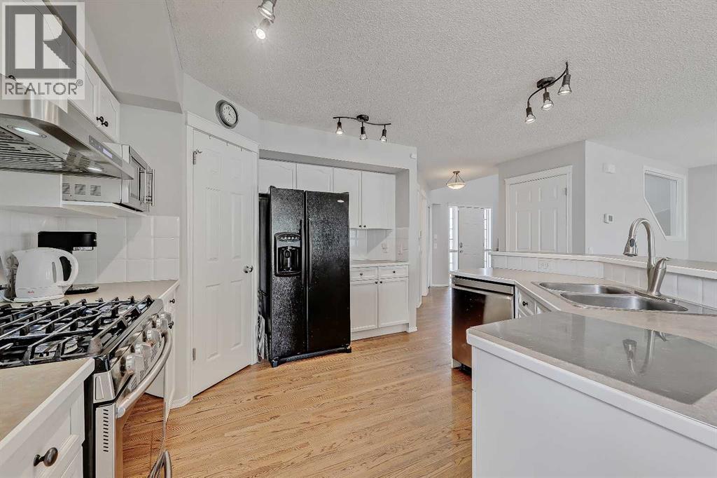 36 Mt Selkirk Close Se, Calgary, Alberta  T2Z 2R6 - Photo 8 - A2316027
