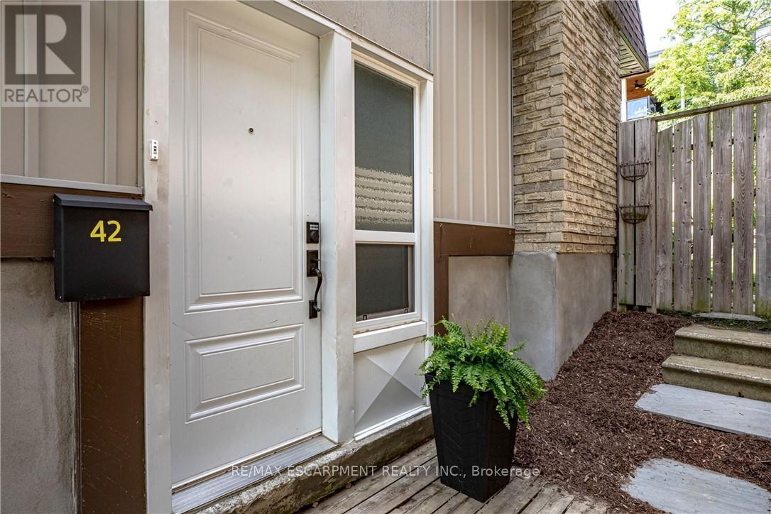 42 Bridlewood Drive, Hamilton, Ontario  L9H 6H4 - Photo 3 - X13218070