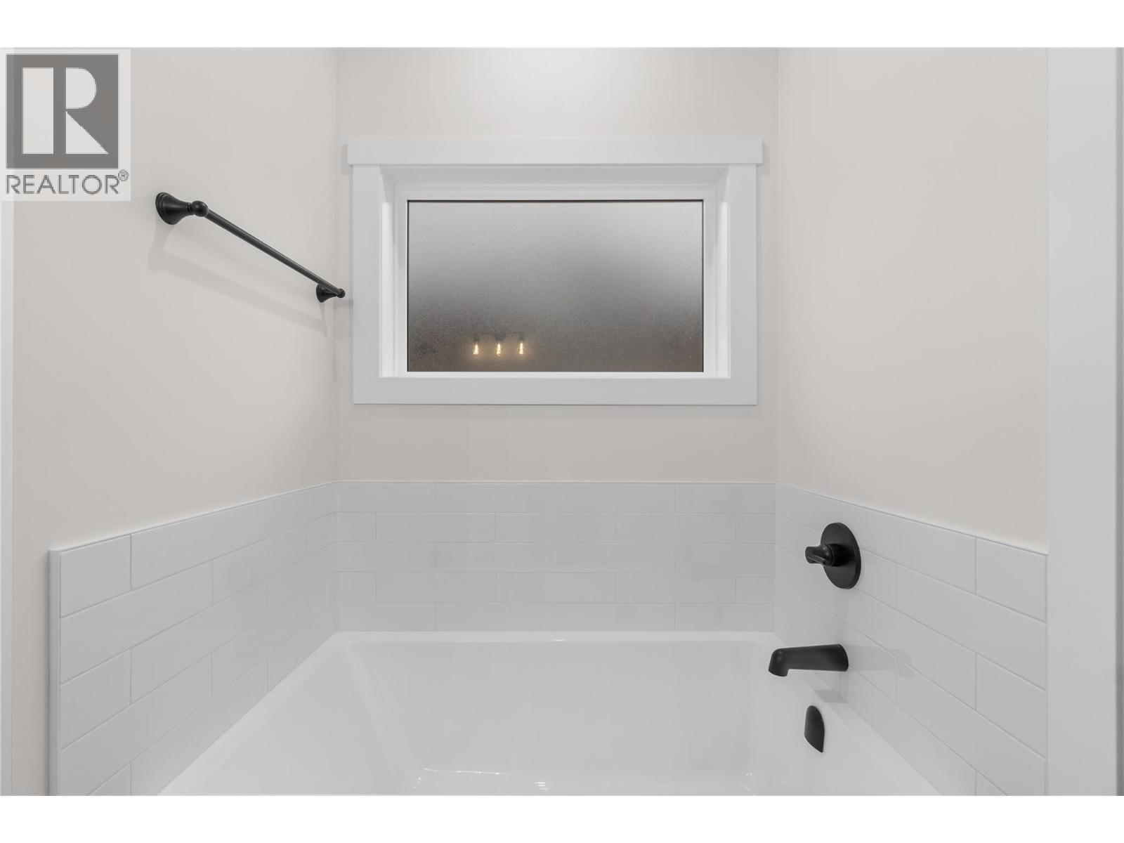 231 20 Street NE Unit# 10, Salmon Arm, British Columbia  V1E 2Z7 - Photo 3 - 10383573