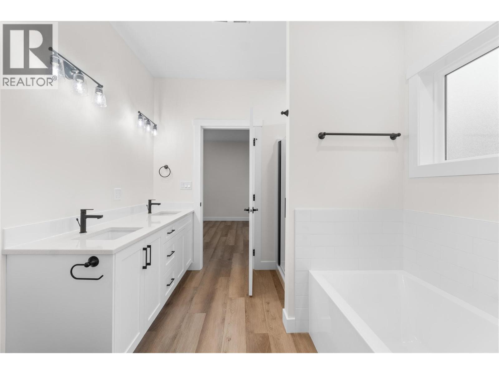 231 20 Street NE Unit# 10, Salmon Arm, British Columbia  V1E 2Z7 - Photo 2 - 10383573