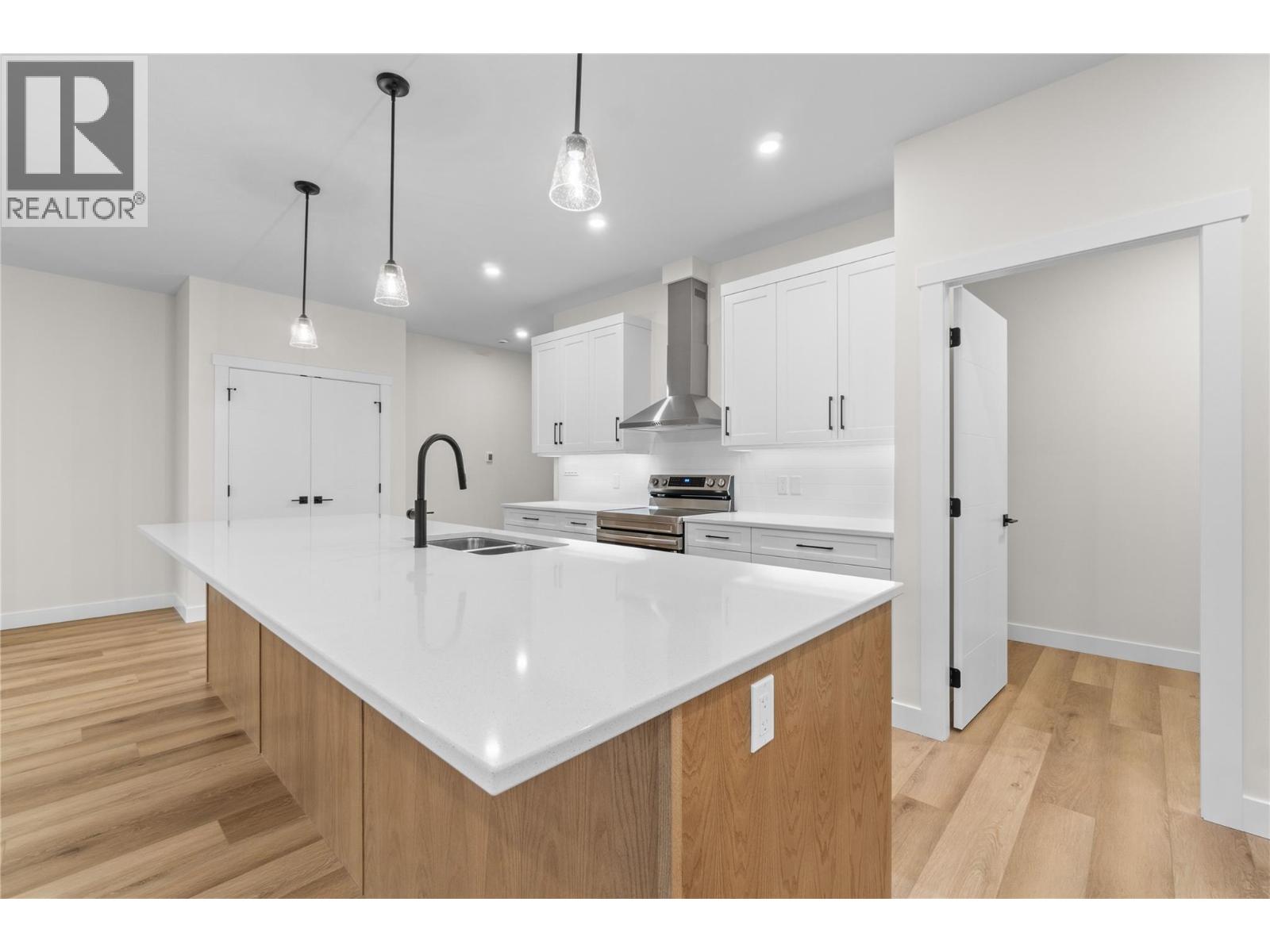 231 20 Street NE Unit# 10, Salmon Arm, British Columbia  V1E 2Z7 - Photo 18 - 10383573