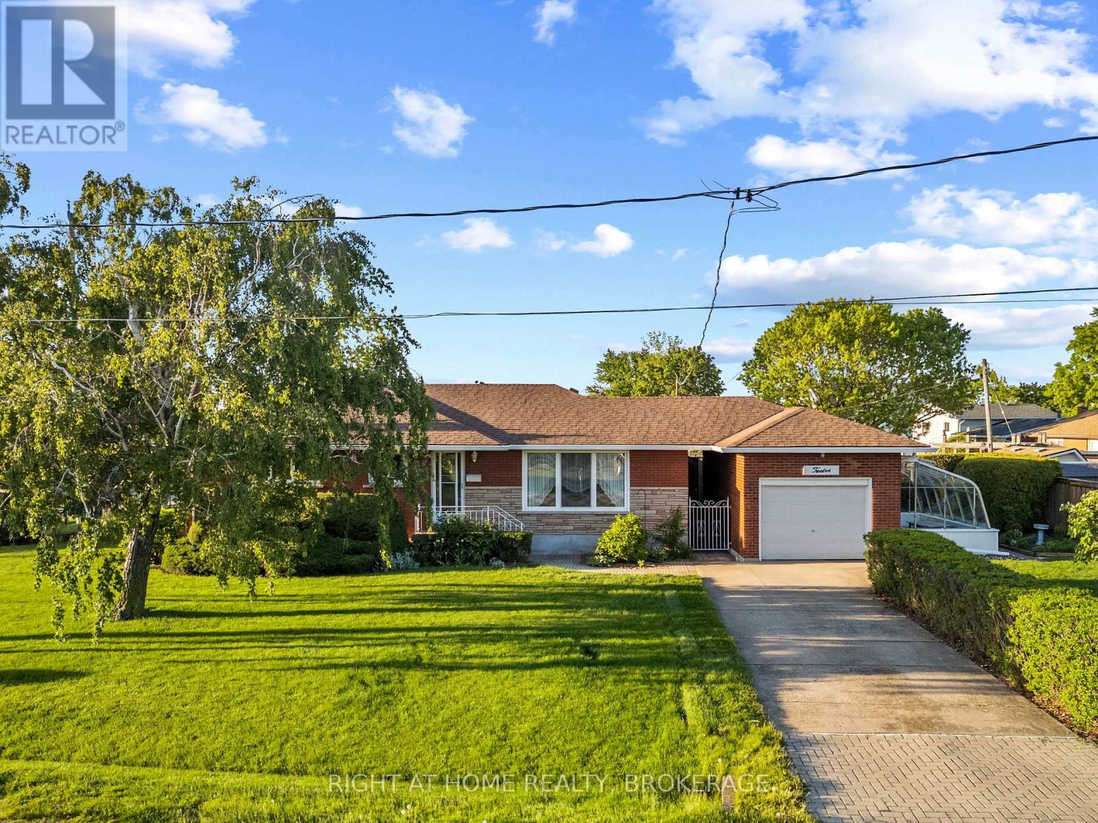 12 LORNE AVENUE, Grimsby, Ontario