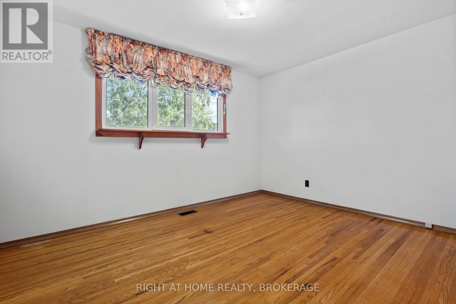 12 Lorne Avenue, Grimsby, Ontario  L3M 2H5 - Photo 14 - X13218116