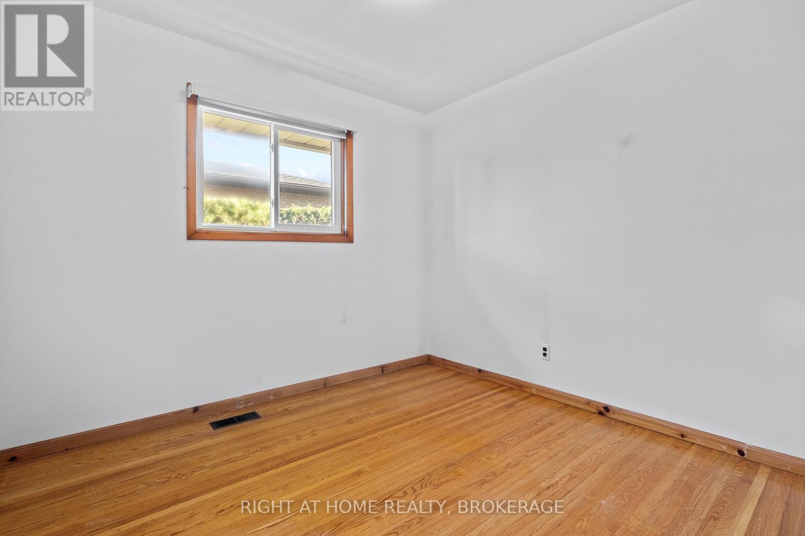 12 Lorne Avenue, Grimsby, Ontario  L3M 2H5 - Photo 15 - X13218116