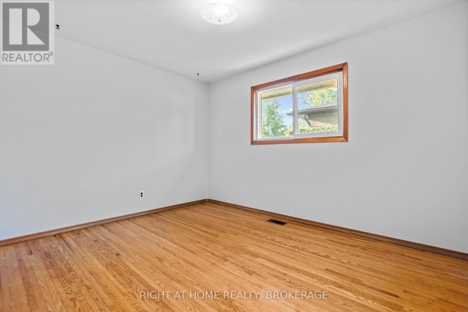 12 Lorne Avenue, Grimsby, Ontario  L3M 2H5 - Photo 18 - X13218116