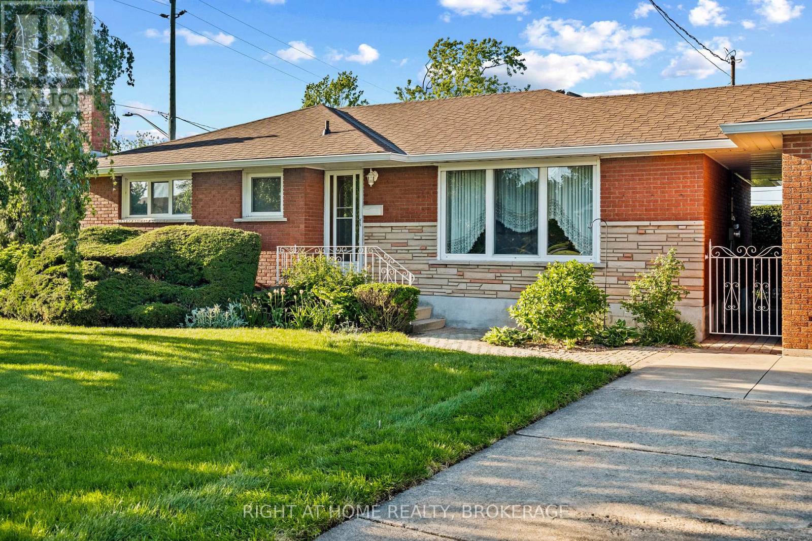 12 Lorne Avenue, Grimsby, Ontario  L3M 2H5 - Photo 2 - X13218116