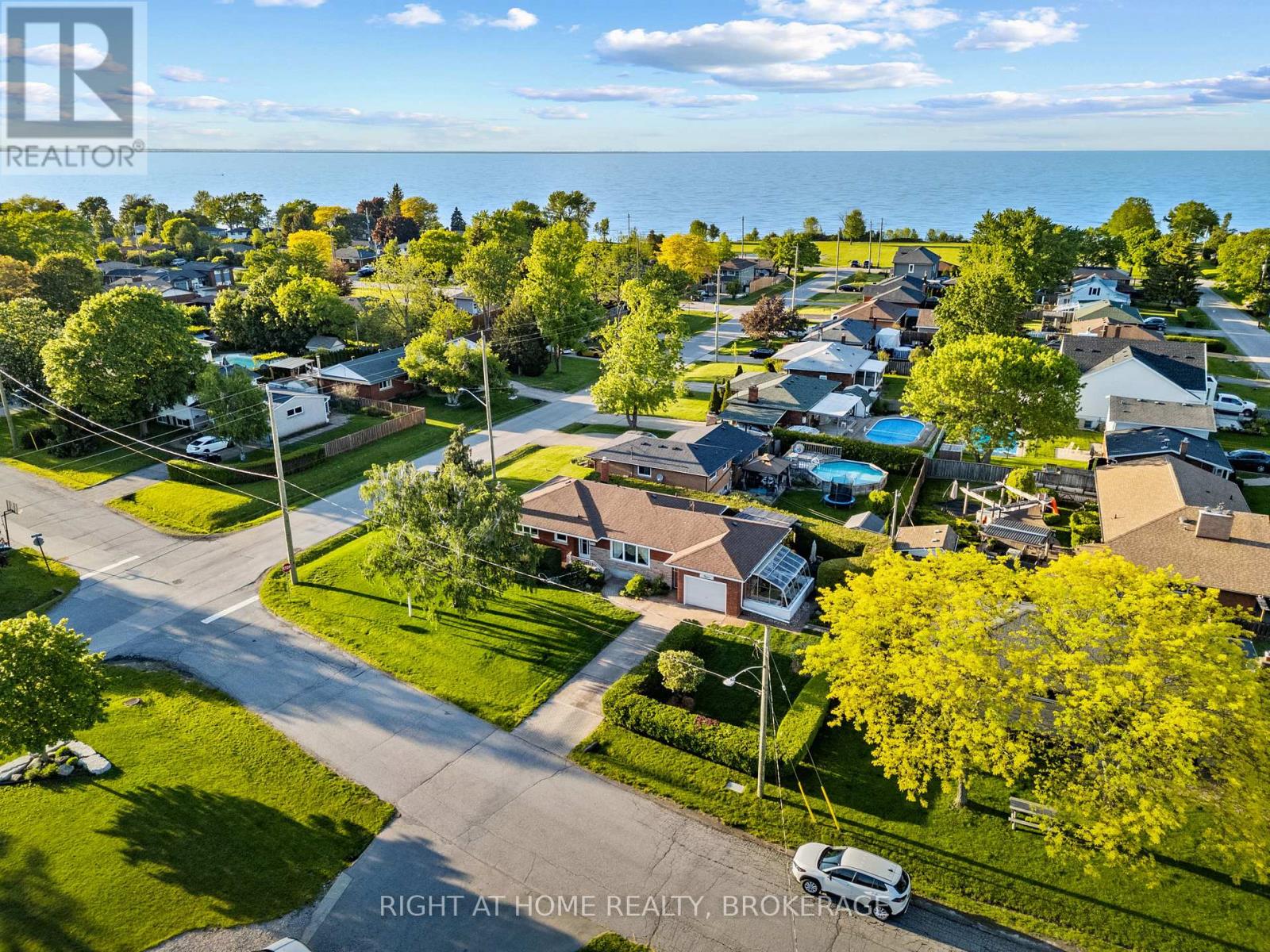 12 Lorne Avenue, Grimsby, Ontario  L3M 2H5 - Photo 3 - X13218116