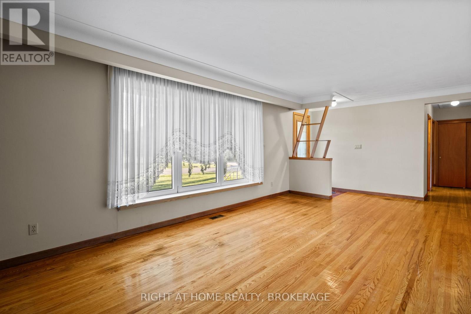 12 Lorne Avenue, Grimsby, Ontario  L3M 2H5 - Photo 6 - X13218116
