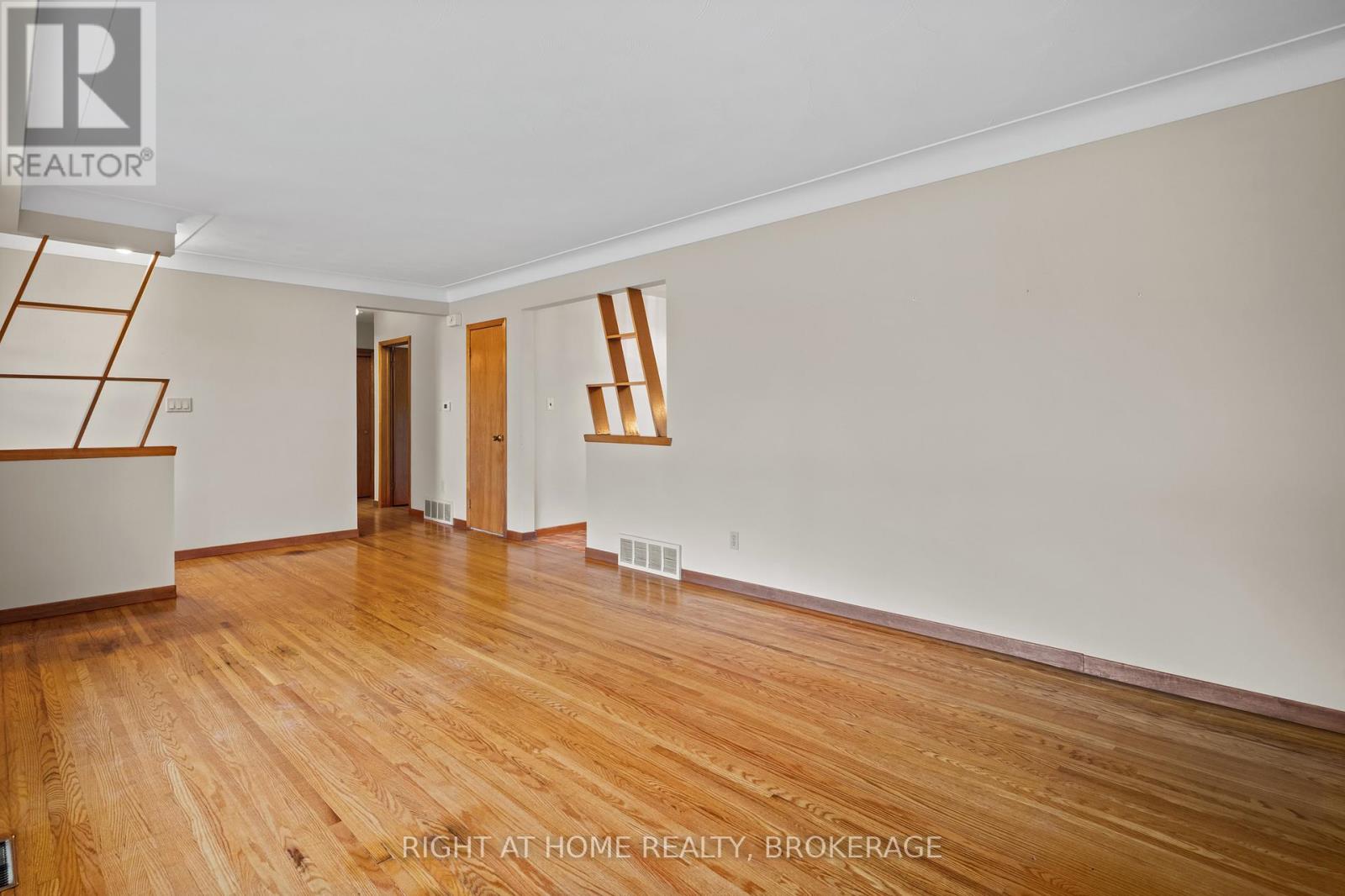 12 Lorne Avenue, Grimsby, Ontario  L3M 2H5 - Photo 7 - X13218116