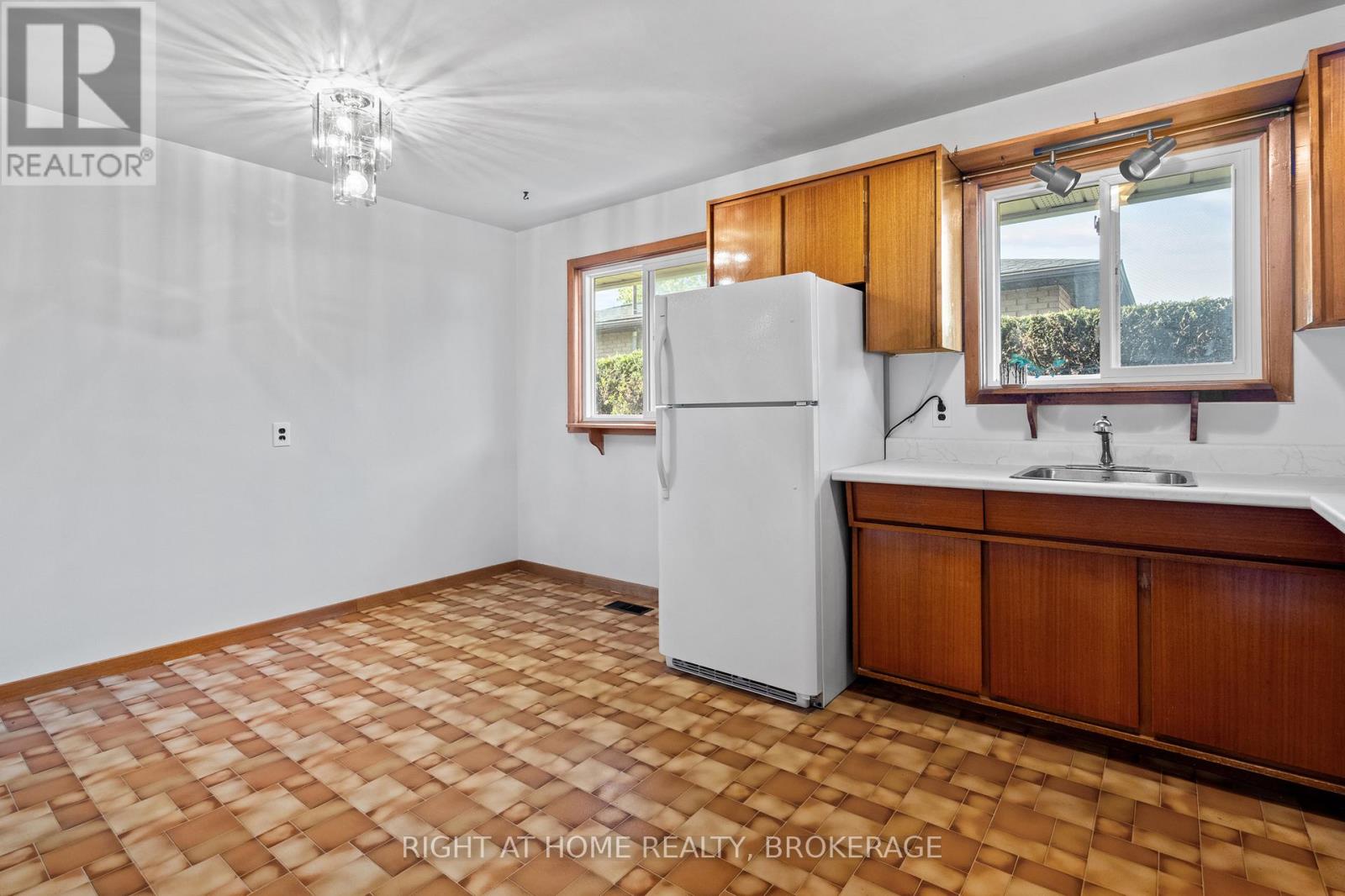 12 Lorne Avenue, Grimsby, Ontario  L3M 2H5 - Photo 8 - X13218116