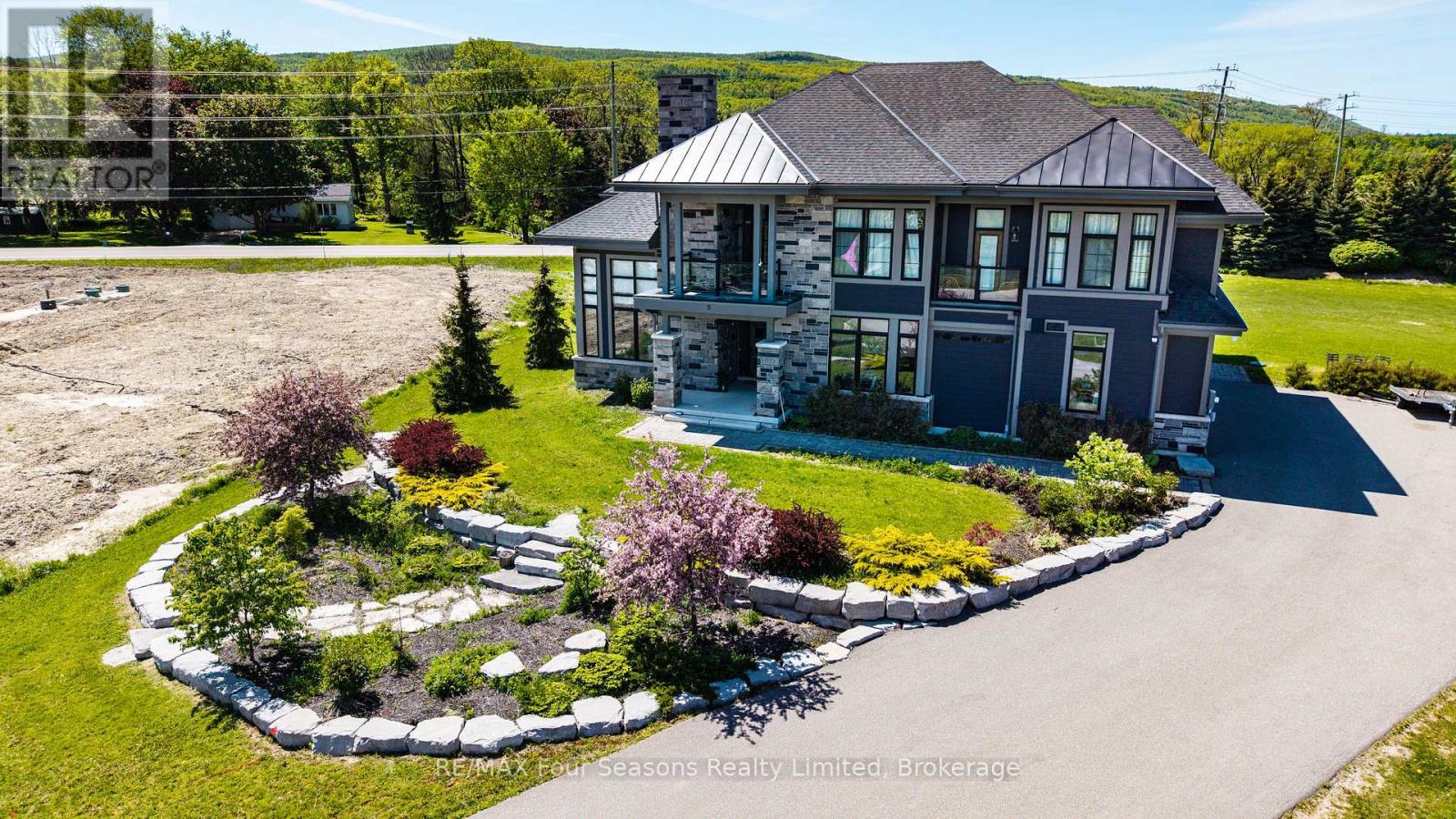 9 Windrose Valley Boulevard, Clearview, Ontario L9Y 0K2 - Photo 2 - S13102874