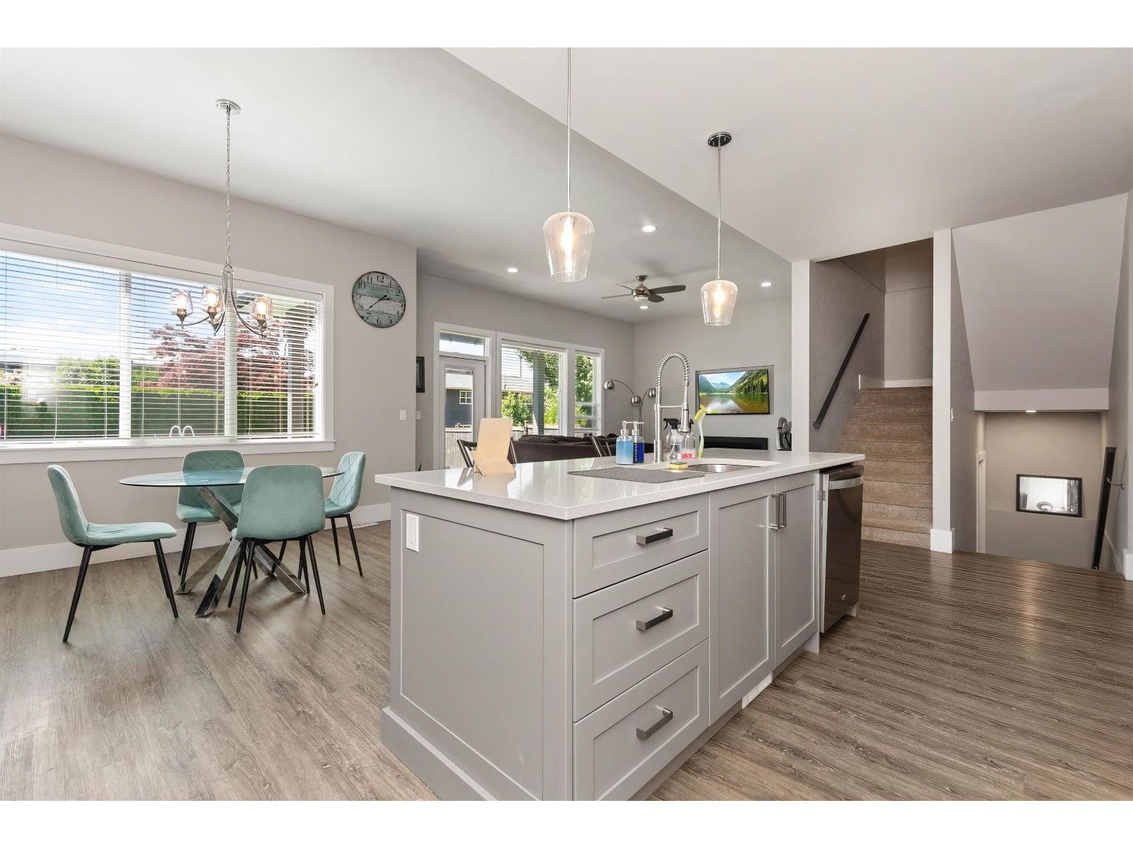 6567 Fern Street, Sardis South, Chilliwack, British Columbia  V2R 2Z7 - Photo 2 - R3127517