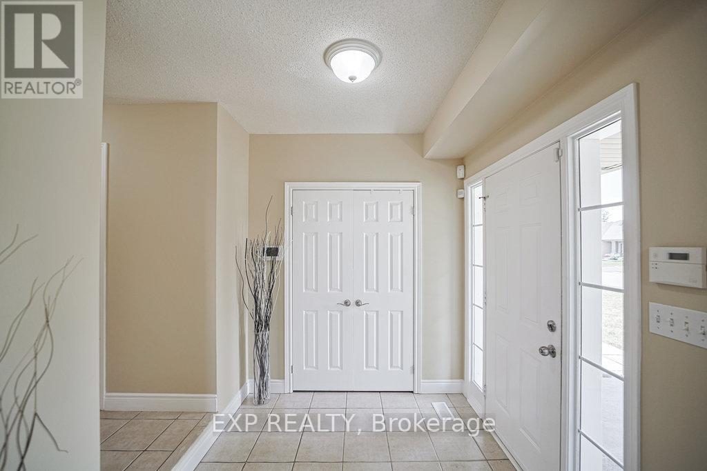 2 Carlson Place, Clarington, Ontario  L1C 5P6 - Photo 4 - E13218274